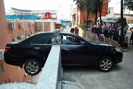kereta hampir jatuh dari 60 kaki car park kereta-hitam