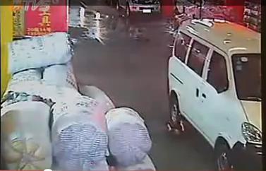 Gambar budak di China digilis oleh van budak-china-digilis-dilanggar